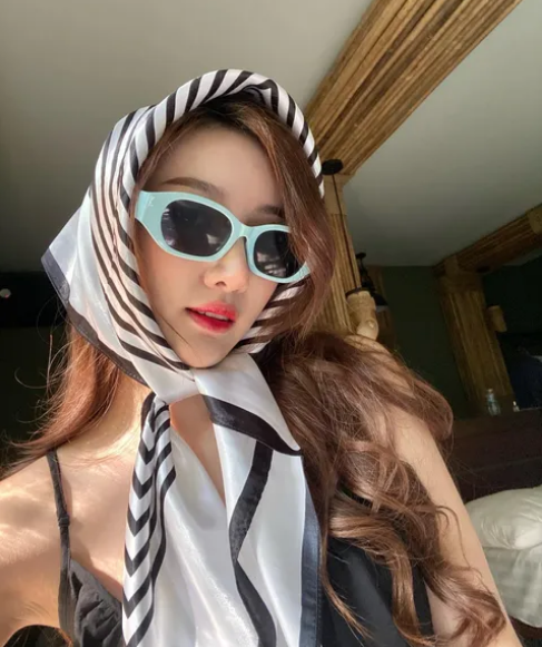 Diện mạo khả ái, vóc dáng thon gọn giúp nàng hot girl Lào nhận được một số lời mời quảng cáo.