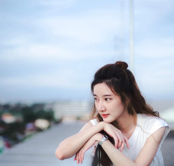 Sau khi được một fanpage lớn trên mạng xã hội đăng tải những bức hình cá nhân của mình, Panda Fonnapha bất ngờ trở nên nổi tiếng.