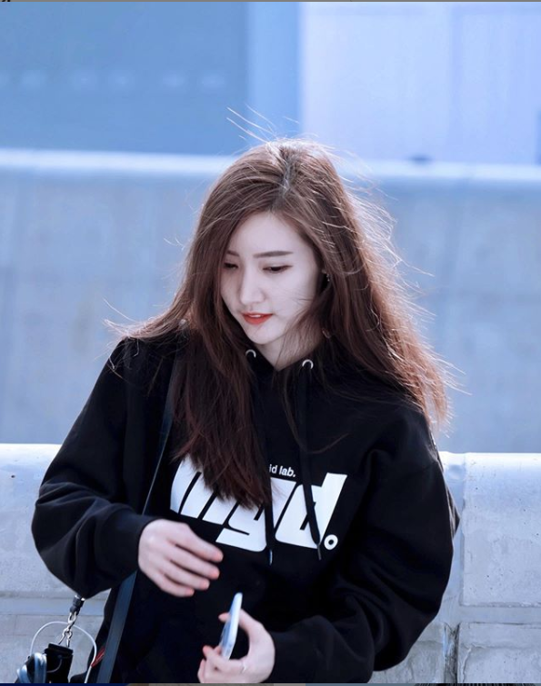 Panda Fonnapha sở hữu nước da trắng bóc, đôi mắt to tròn và khuôn mặt V line chuẩn mẫu, khuôn mặt dễ thương, trong sáng.