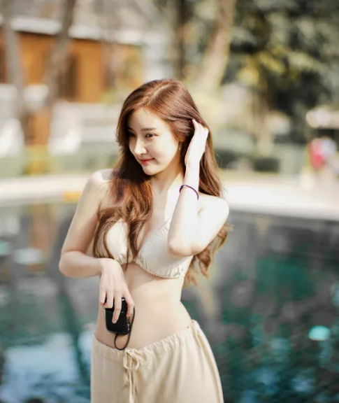 Panda Fonnapha có phong cách ăn mặc trẻ trung, tinh nghịch đôi khi cũng không kém phần dịu dàng.