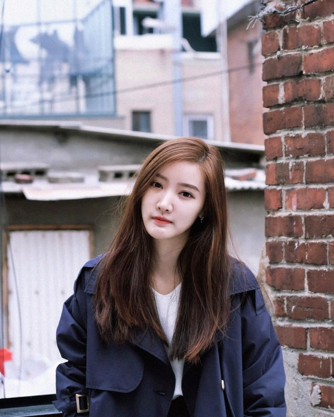 Trong đời thường, nàng hot girl 9X thích ăn vận đơn giản với những món đồ trẻ trung năng động.