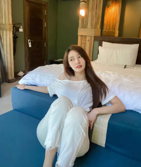 Cô nàng từng theo học tại trường ĐH Ewha Womans, Hàn Quốc. Có lẽ vì học tập tại xứ sở Kim Chi lâu nên phong cách ăn mặc và trang điểm của Panda Fonnapha chịu ảnh hưởng rất nhiều