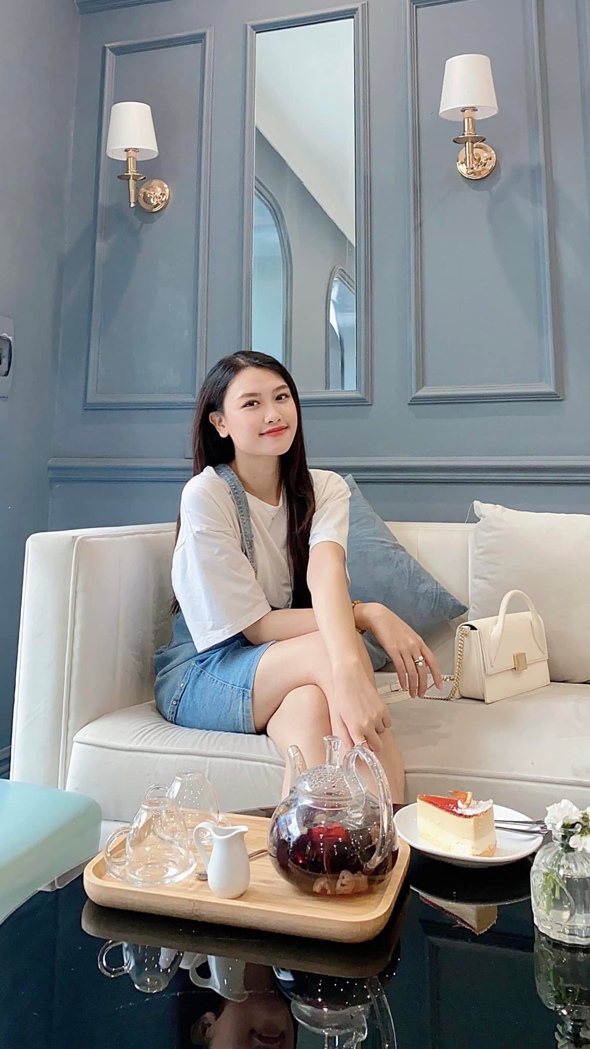 Quỳnh Nhi còn thử sức với môn nghệ thuật thứ 7 khi tham gia CLB Điện ảnh. Chính sự nhiệt tình, ham học hỏi giúp Quỳnh Nhi nhận được rất nhiều sự yêu mến và giúp đỡ từ các anh chị diễn viên đi trước. Ảnh: FBNV