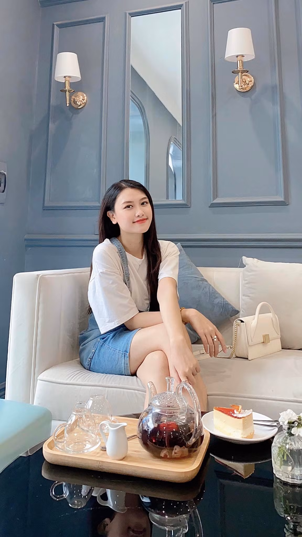 Quỳnh Nhi còn thử sức với môn nghệ thuật thứ 7 khi tham gia CLB Điện ảnh. Chính sự nhiệt tình, ham học hỏi giúp Quỳnh Nhi nhận được rất nhiều sự yêu mến và giúp đỡ từ các anh chị diễn viên đi trước. Ảnh: FBNV