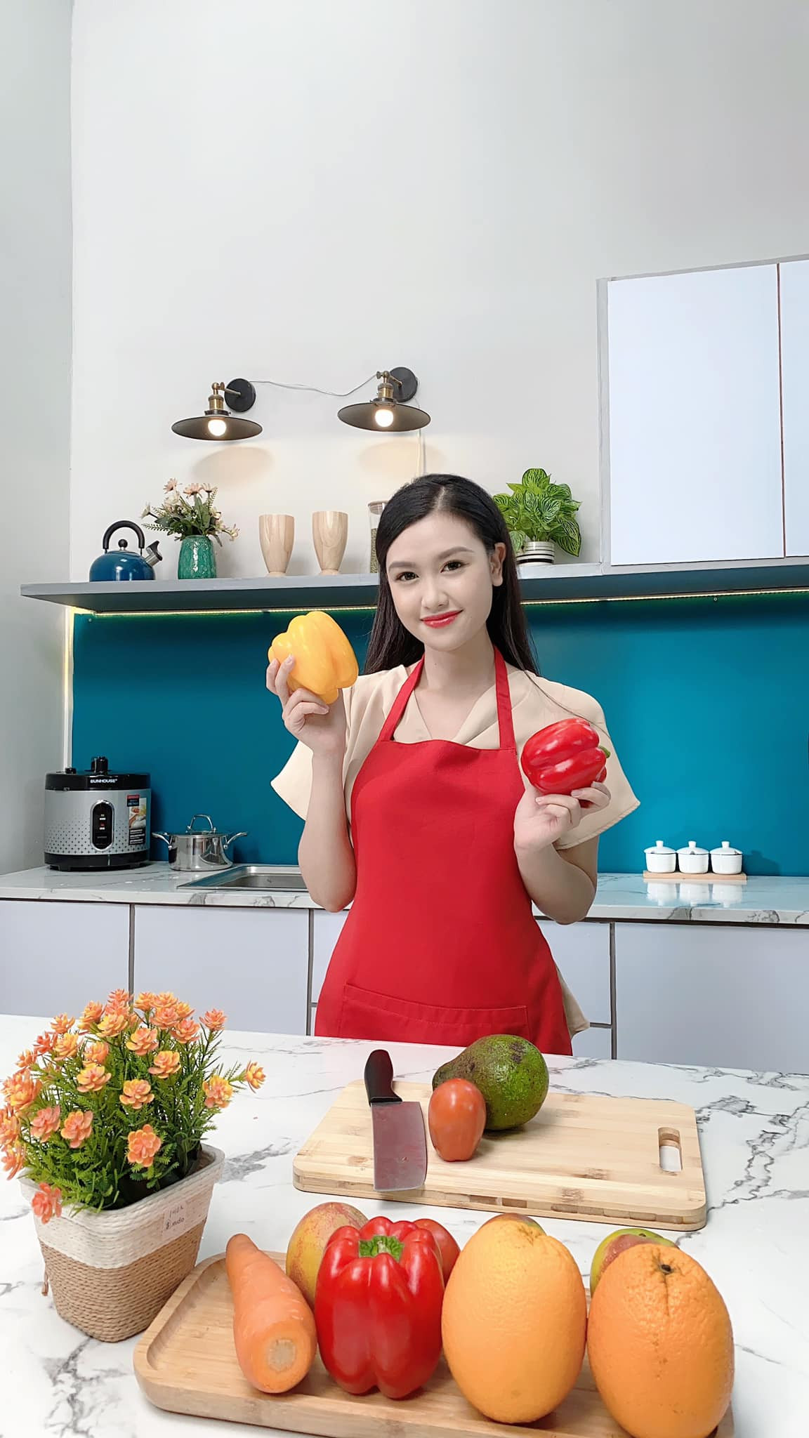 Trên trang cá nhân, Quỳnh Nhi thường chia sẻ nhiều hình ảnh liên quan đến công việc MC và diễn viên.