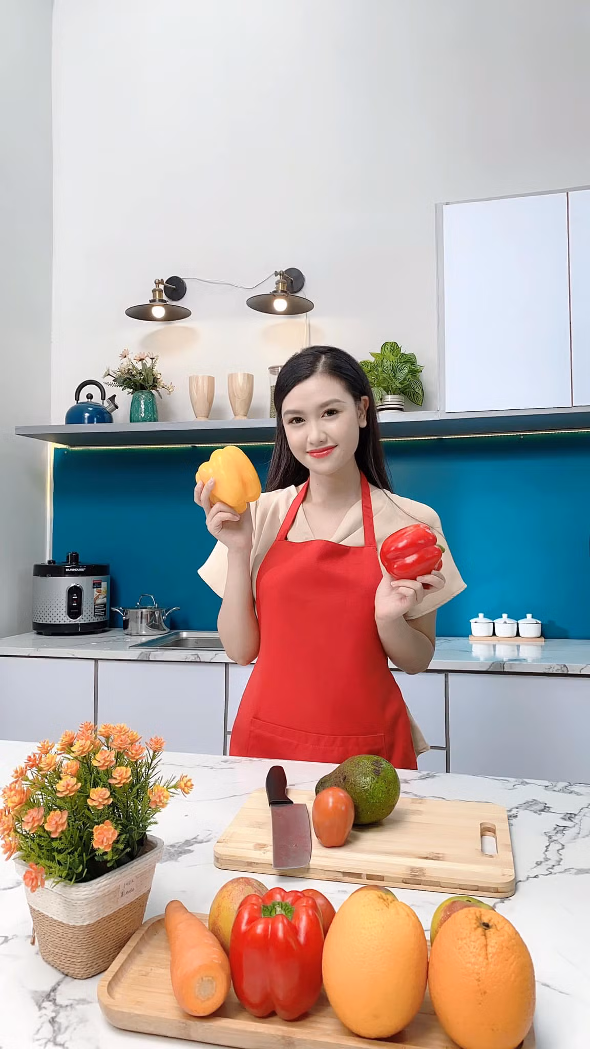 Trên trang cá nhân, Quỳnh Nhi thường chia sẻ nhiều hình ảnh liên quan đến công việc MC và diễn viên.