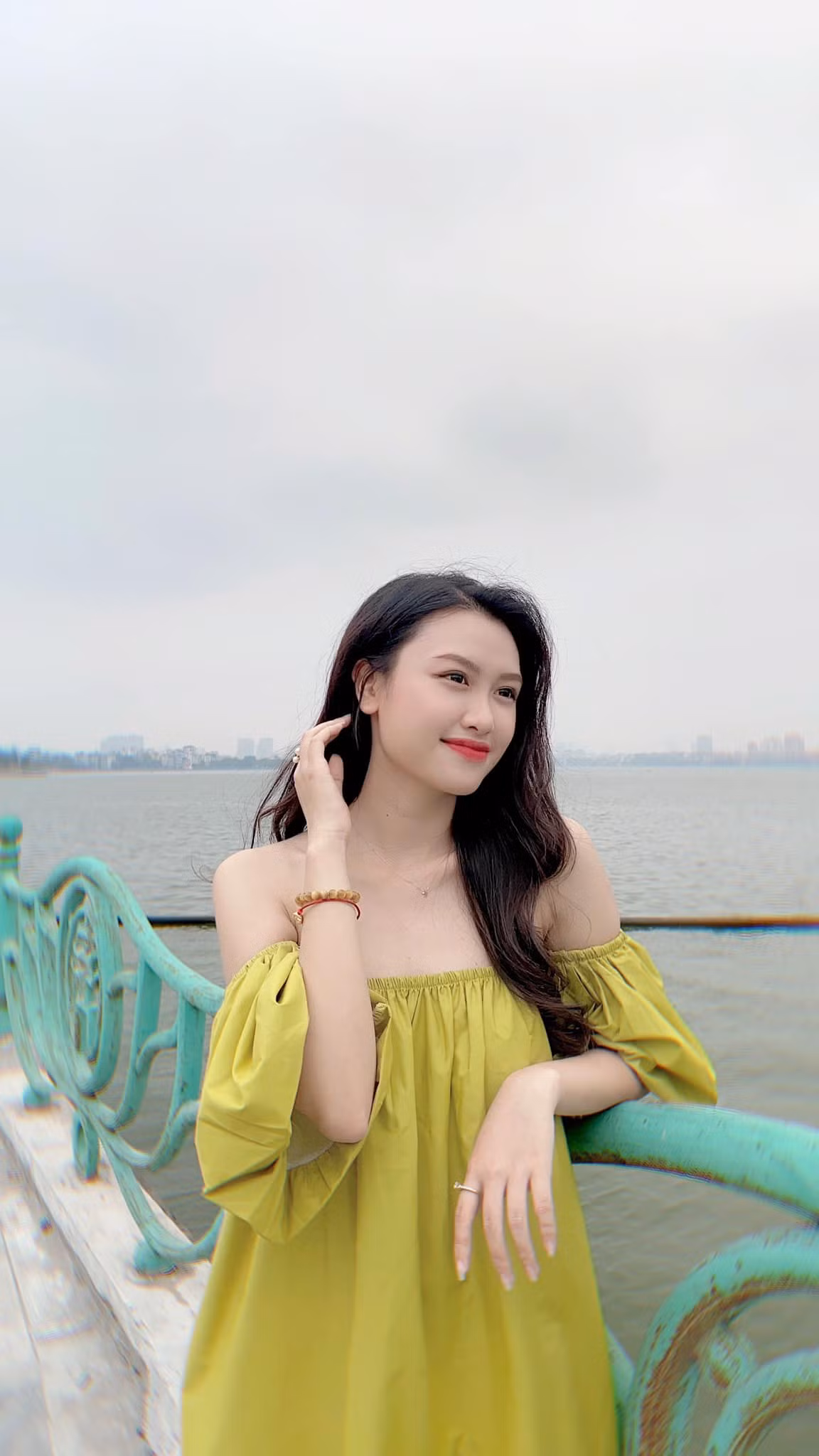 Nhờ lợi thế về ngoại hình, khả năng hoạt ngôn trước ống kính, Quỳnh Nhi sớm bén duyên với nghề cầm mic và được mời dẫn trong nhiều sự kiện lớn nhỏ.