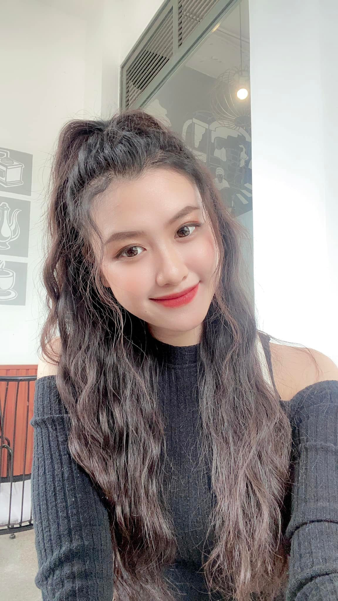 Cô gái sinh năm 2000 đã có cơ hội được hợp tác và làm MC cho nhiều thương hiệu lớn như: Bảo Tín Minh Châu, Elise…