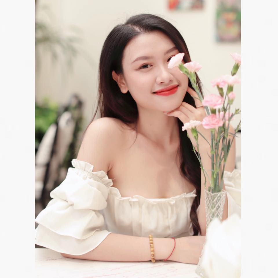 Được biết nữ MC này lấy nghệ danh là MC Diệu Nhi, cô đang là sinh viên năm cuối của ngành Truyền thông đa phương tiện.