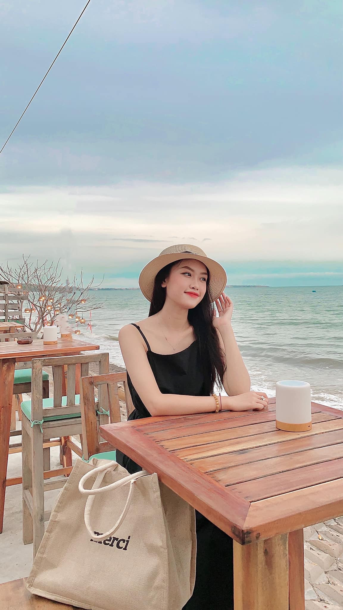 Vừa xinh đẹp, Quỳnh Nhi vừa được biết đến là một cô gái đa tài, có khả năng độc lập kinh tế ở tuổi nhiều bạn trẻ còn chưa xác định được tương lai.