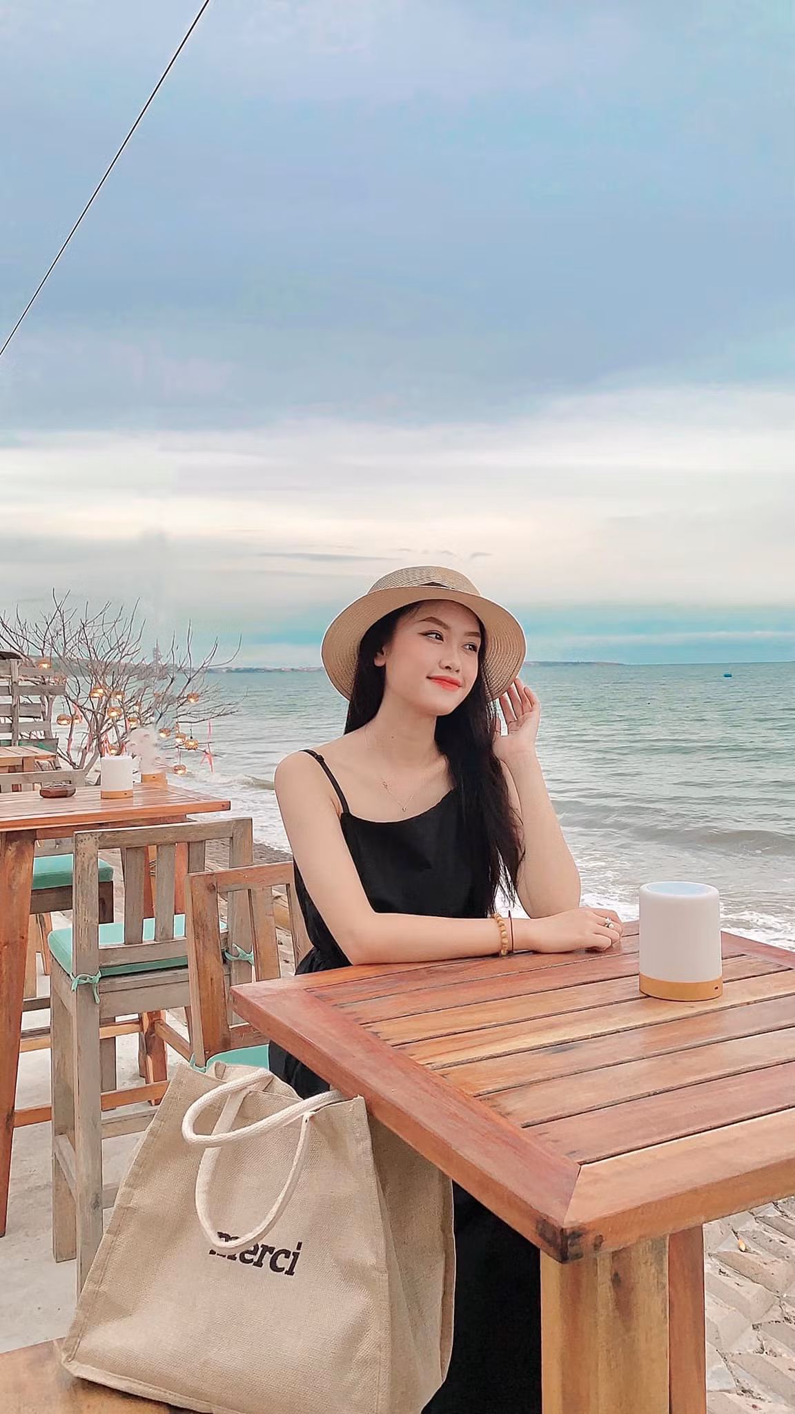 Vừa xinh đẹp, Quỳnh Nhi vừa được biết đến là một cô gái đa tài, có khả năng độc lập kinh tế ở tuổi nhiều bạn trẻ còn chưa xác định được tương lai.