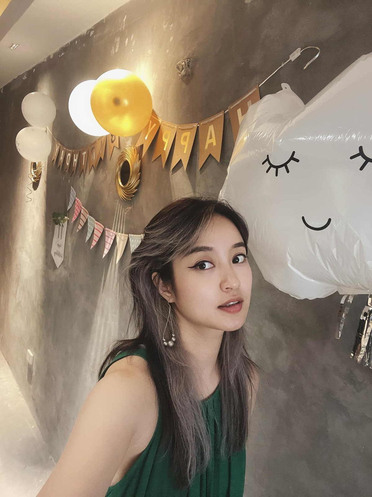 Dù đã trải qua hai lần sinh nở, song Mi Vân vẫn khiến nhiều chị em phụ nữ xuýt xoa ngưỡng mộ bởi vẻ ngoài xinh đẹp, quyến rũ.