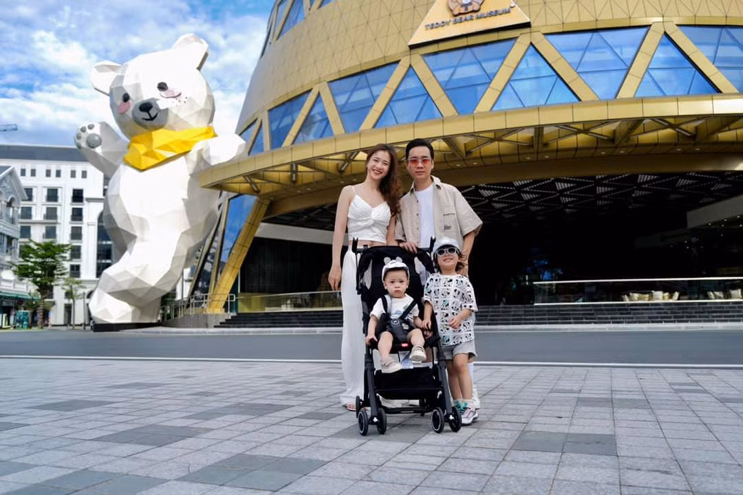 Sau khi kết hôn, Trâm Anh theo chồng, lui về ở ẩn, tập trung kinh doanh và chăm sóc con gái thay vì làm mẫu ảnh, dự sự kiện nhiều như trước.