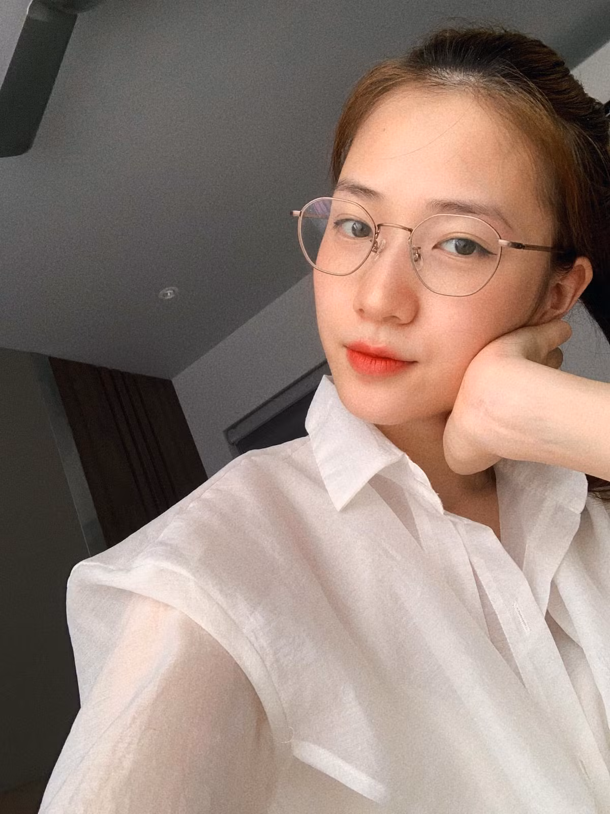 Trước khi làm mẹ, Trâm Anh luôn nằm trong top các hot girl sở hữu mặt mộc đẹp, làn da mịn màng.