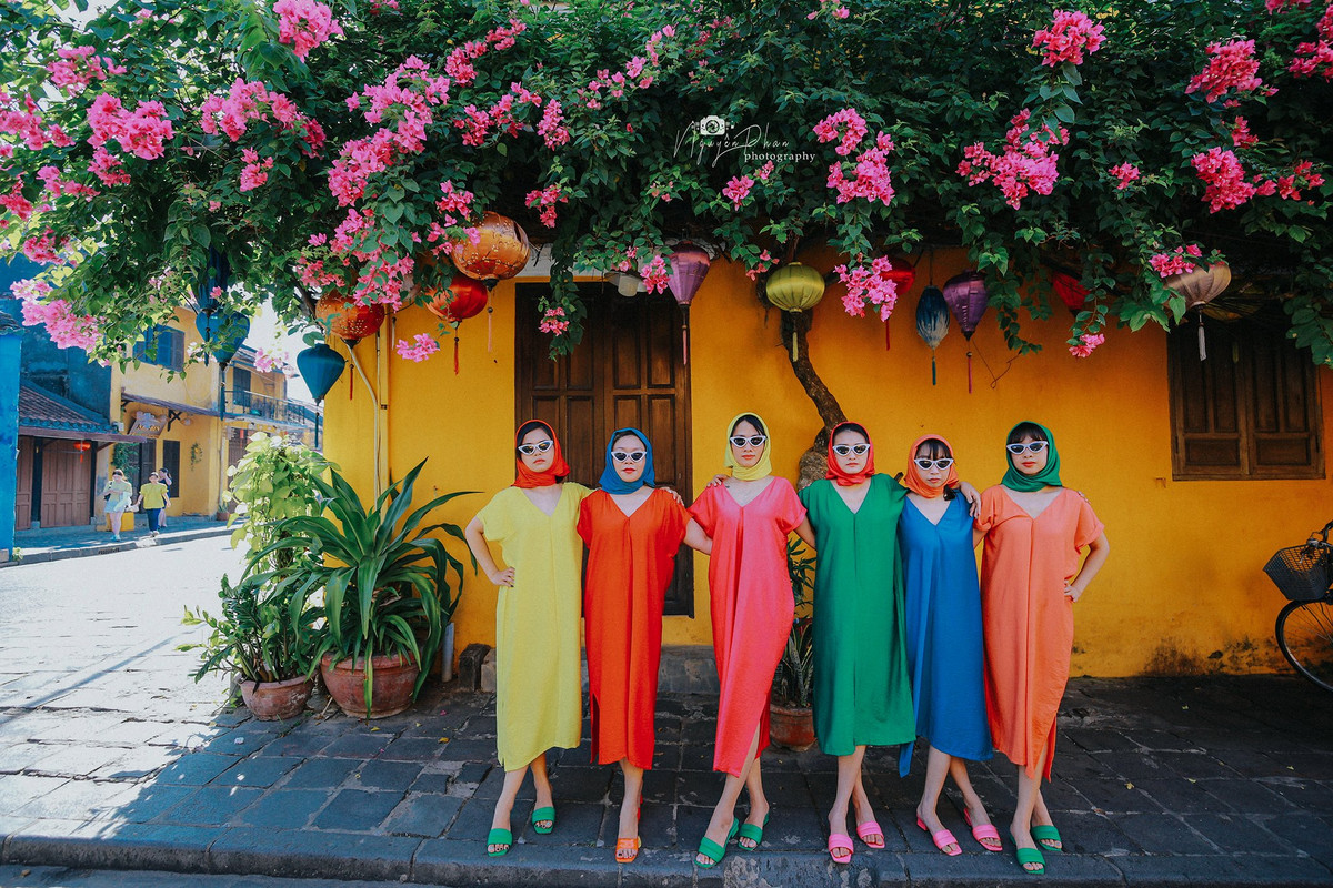 Sau khi được tài khoản Facebook có tên N.P chia sẻ lên một hội nhóm du lịch, bộ ảnh độc đáo này đã nhanh chóng thu hút sự quan tâm của cư dân mạng khi thu về hàng nghìn lượt yêu thích cùng rất nhiều những bình luận khen ngợi.