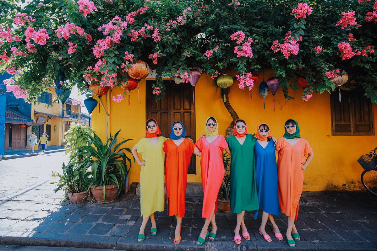 Sau khi được tài khoản Facebook có tên N.P chia sẻ lên một hội nhóm du lịch, bộ ảnh độc đáo này đã nhanh chóng thu hút sự quan tâm của cư dân mạng khi thu về hàng nghìn lượt yêu thích cùng rất nhiều những bình luận khen ngợi.