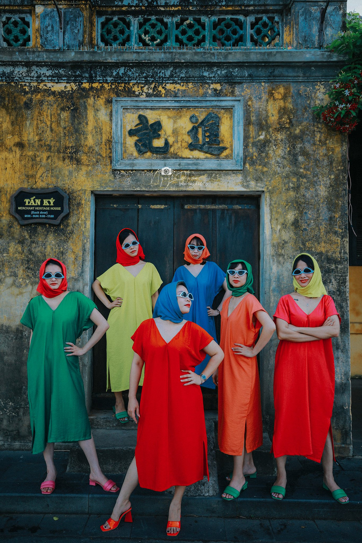 Bộ ảnh thu hút đông đảo sự quan tâm của cộng đồng mạng vì sự lầy lội, khó đỡ của nhóm các chị em.