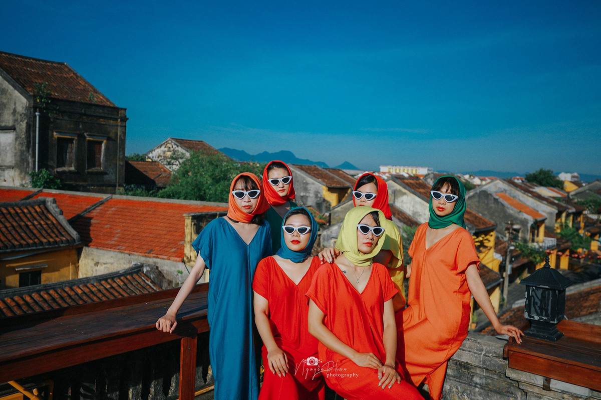 Cách tạo dáng hết sức “bá đạo” của các cô gái khiến nhiều người không khỏi bật cười. Ảnh: Nguyên Phan