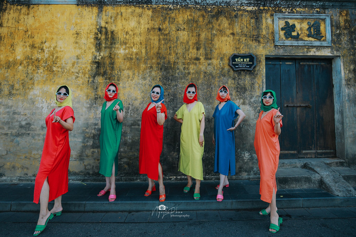“Dresscode” du lịch Hội An của nhóm các chị em này chính là những chiếc khăn trùm đầu có màu sắc “chói lóa” không kém.