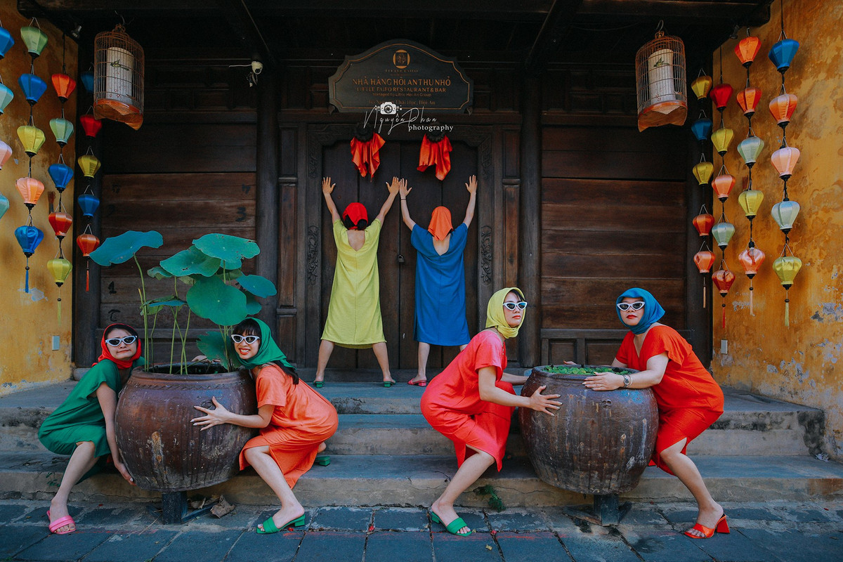 Trong chuyến du lịch Hội An của mình, nhóm 6 cô gái này đã đầu tư áo váy kĩ càng để cho ra bộ ảnh có “1-0-2”. Bộ ảnh gây ấn tượng mạnh với những chiếc váy sặc sỡ màu sắc để khi đứng cạnh nhau thì không khác gì một dải cầu vồng.