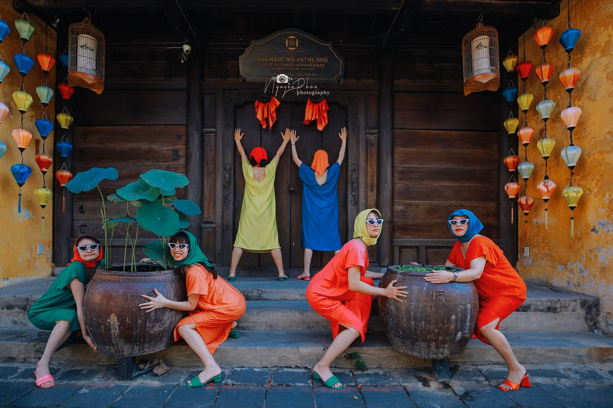 Trong chuyến du lịch Hội An của mình, nhóm 6 cô gái này đã đầu tư áo váy kĩ càng để cho ra bộ ảnh có “1-0-2”. Bộ ảnh gây ấn tượng mạnh với những chiếc váy sặc sỡ màu sắc để khi đứng cạnh nhau thì không khác gì một dải cầu vồng.