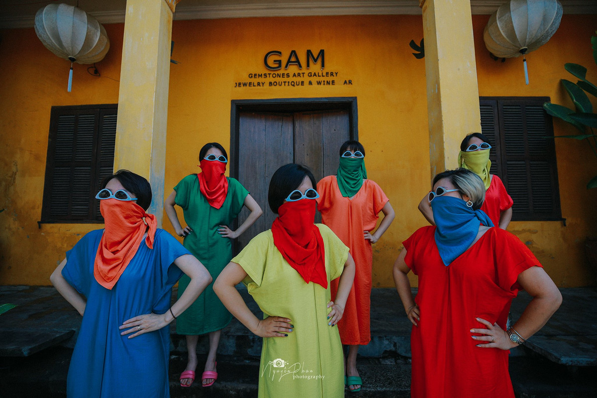 Bên cạnh trang phục sặc sỡ nhiều màu, các cô gái còn sử dụng khăn trùm đầu có màu sắc “chói lóa” không kém, kết hợp với những chiếc kính râm mắt mèo vô cùng “chất chơi”.