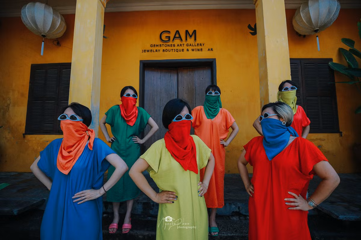 Bên cạnh trang phục sặc sỡ nhiều màu, các cô gái còn sử dụng khăn trùm đầu có màu sắc “chói lóa” không kém, kết hợp với những chiếc kính râm mắt mèo vô cùng “chất chơi”.