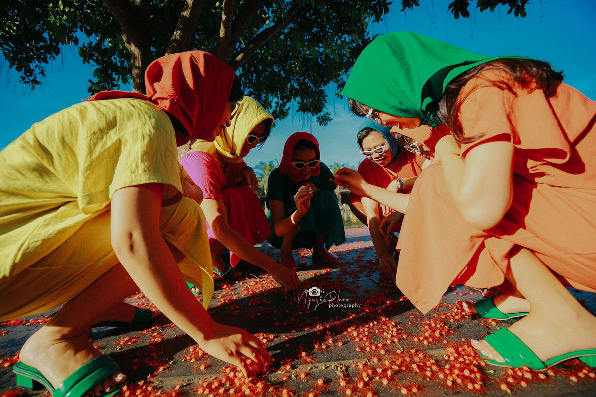 Bộ ảnh gây ấn tượng mạnh với những chiếc váy sặc sỡ màu sắc.