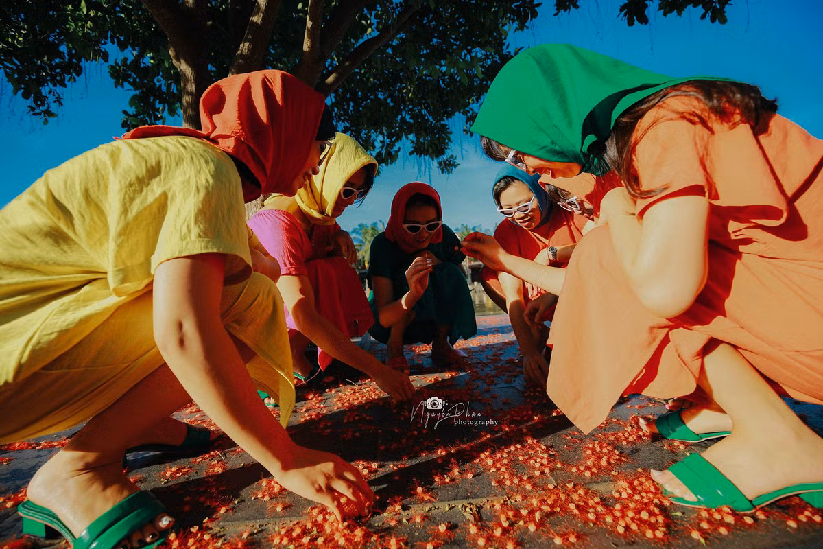 Bộ ảnh gây ấn tượng mạnh với những chiếc váy sặc sỡ màu sắc.