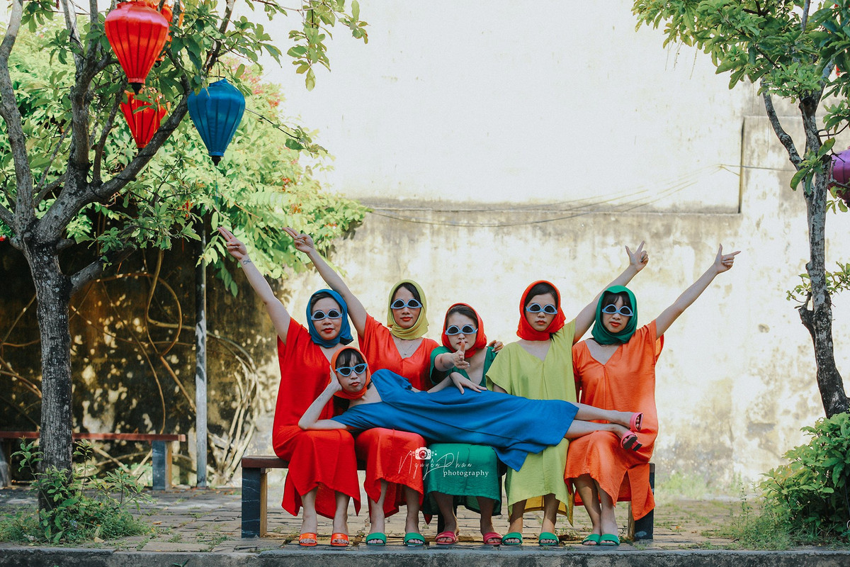 Được biết, bộ ảnh này được đặt tên “Hướng dẫn mặc đồ để đi Hội An không bị lạc đàn, không sợ đụng hàng”.