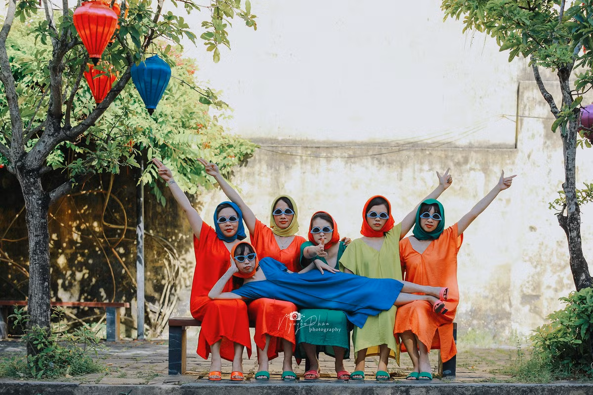 Được biết, bộ ảnh này được đặt tên “Hướng dẫn mặc đồ để đi Hội An không bị lạc đàn, không sợ đụng hàng”.