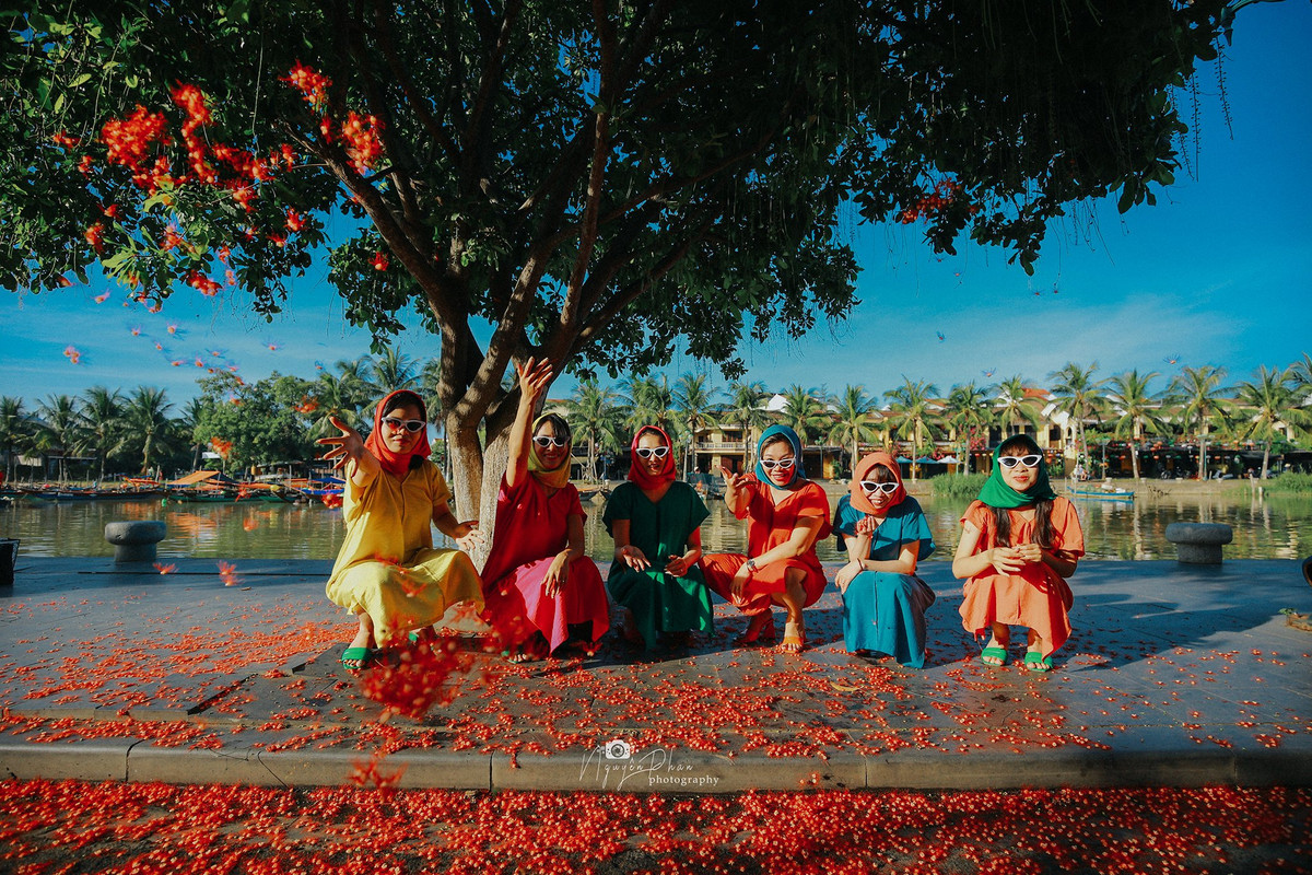 Không chỉ có trang phục ấn tượng, cách tạo dáng có phần "bá đạo" của nhóm bạn này lại càng khiến bộ ảnh thêm phần thú vị và hài hước.