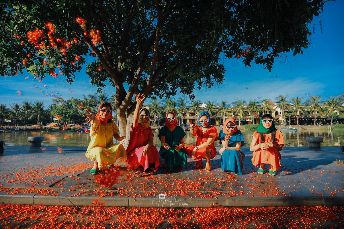 Không chỉ có trang phục ấn tượng, cách tạo dáng có phần "bá đạo" của nhóm bạn này lại càng khiến bộ ảnh thêm phần thú vị và hài hước.