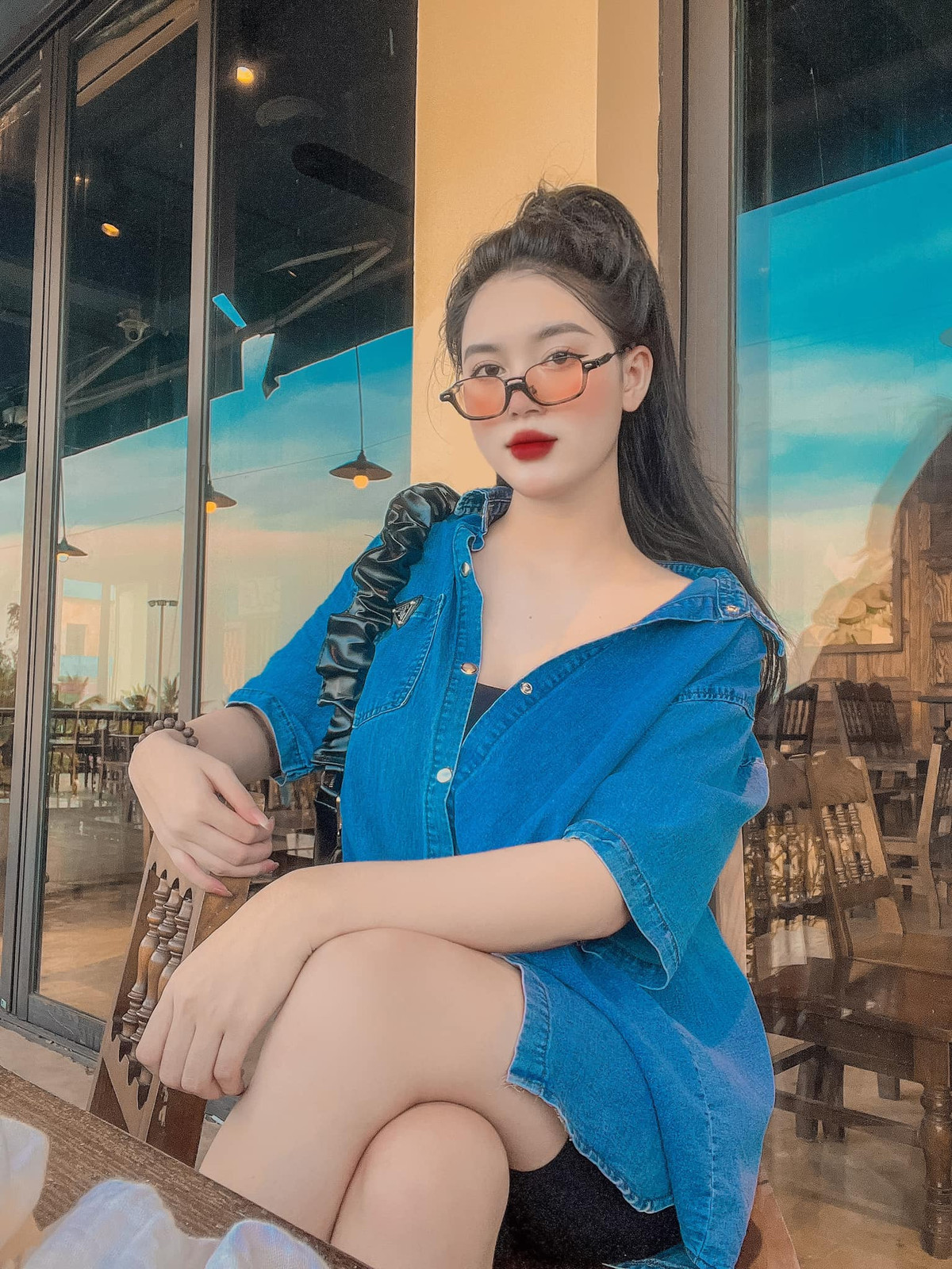 Bên cạnh đó, bà xã Diễm Quỳnh cũng thể hiện tình yêu với chồng qua những lần tới sân cổ vũ anh thi đấu.