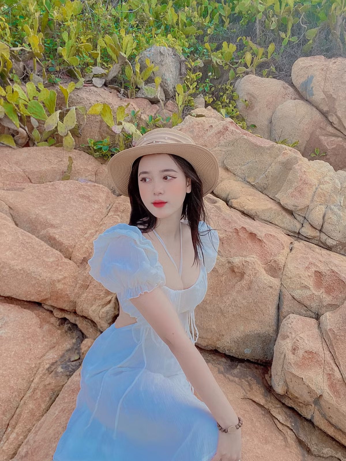 Mặc dù vừa sinh con xong chưa bao lâu nhưng cô đã nhanh chóng lấy lại được vóc dáng thon gọn.