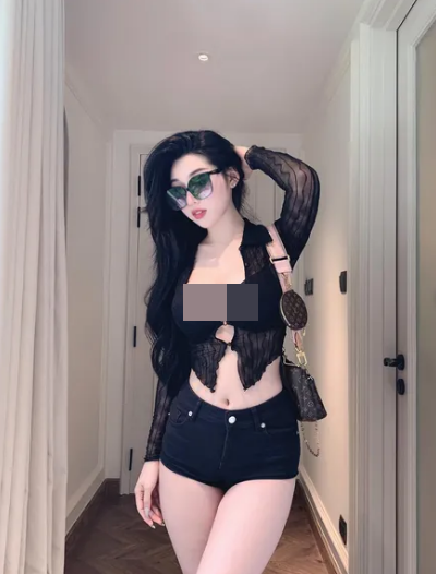 Cô nàng rất thích mặc những trang phục xẻ, hở táo bạo, đặc biệt là xẻ ở vòng 1 để phô ra "đôi gò bồng đảo" trắng ngần, tròn trịa.