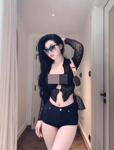 Cô nàng rất thích mặc những trang phục xẻ, hở táo bạo, đặc biệt là xẻ ở vòng 1 để phô ra "đôi gò bồng đảo" trắng ngần, tròn trịa.