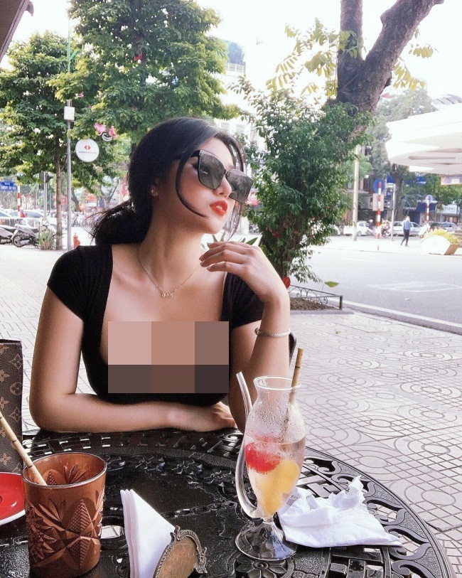 Sở hữu sắc vóc xinh đẹp, người đẹp từng được xuất hiện trên trang tin Trung Quốc vì diện quần jean đẹp với tựa đề: "Cô gái Việt thích mặc quần bó đi ra ngoài, dáng đẹp quyến rũ".