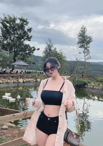 Dựa trên những bài đăng, có thể thấy cô nàng hot girl không ăn kiêng quá khắt khe.