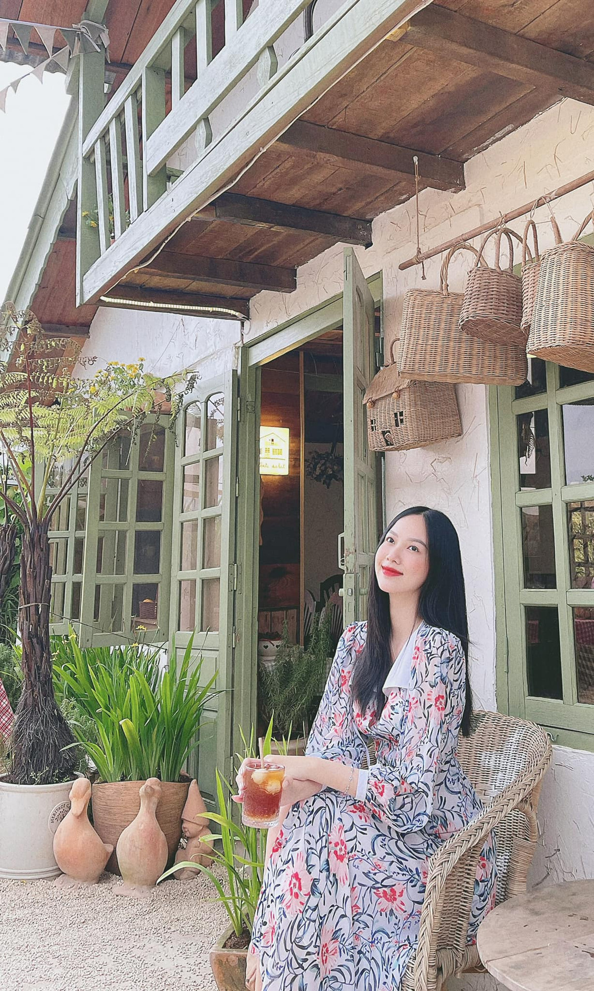 Sở hữu nhan sắc xinh đẹp, quyến rũ nên nhiều khán giả kỳ vọng cô sẽ tiếp tục tham gia một cuộc thi nhan sắc sau HHVN 2020.