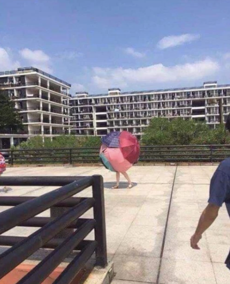 Để chống chọi lại với cái nắng nóng gay gắt, hội chị em đã nghĩ ra nhiều cách để che chắn làn da cực hài hước, "bá đạo" mà ai nhìn vào ắt hẳn sẽ bái phục.