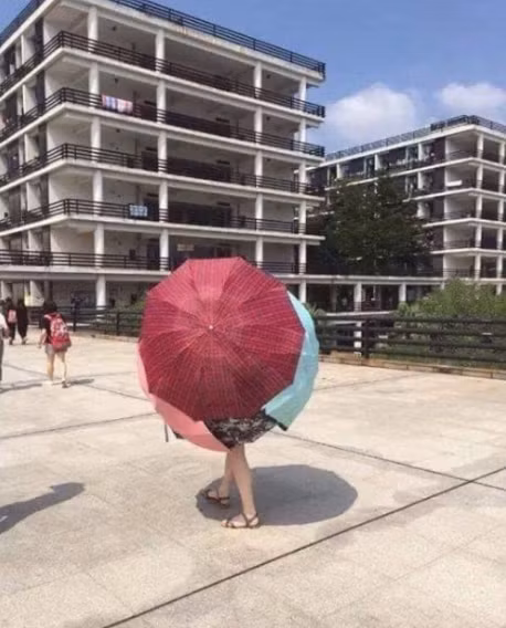 Khi vào những đợt cao điểm nắng nóng thì khí hậu ở nhiều nơi gay gắt hơn bao giờ hết. Vì thế việc ra đường đối với các chị em phụ nữ phải "phi thân" đối mặt với cái nắng gay gắt không phải là chuyện đơn giản.