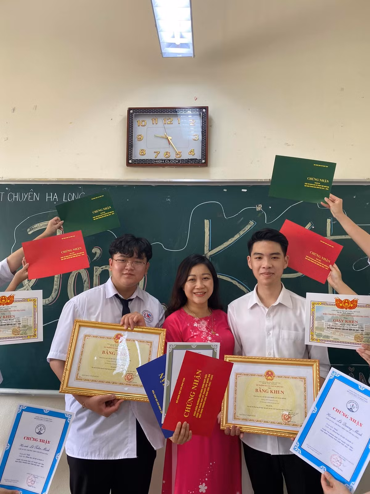 Lớp này không có gì ngoài giấy khen, khoe ra hết thế này cho các lớp khác phải trầm trồ ngưỡng mộ. Ảnh: Ngân Đặng/Group Trường Người Ta