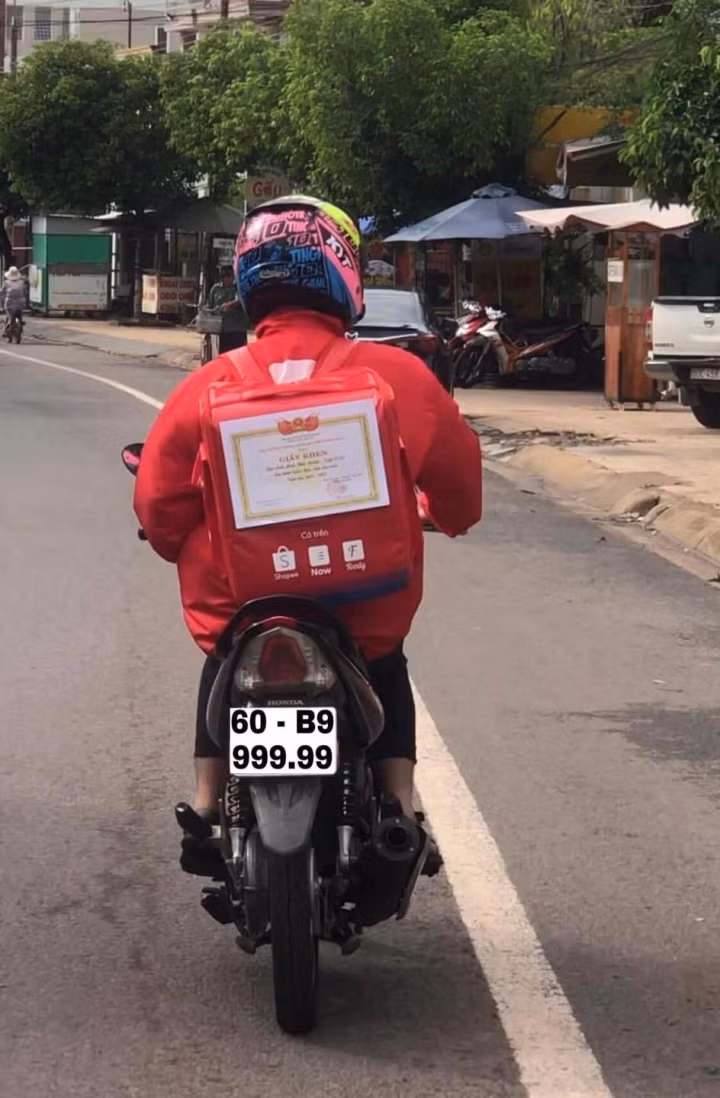 Thay vì khoe tờ giấy khen theo một cách thông thường, học sinh ngày nay đã nghĩ ra nhiều cách khoe "bá đạo" hơn, điển hình là dán ngay sau cặp và lái xe khắp phố. Ảnh: Group Trường Người Ta