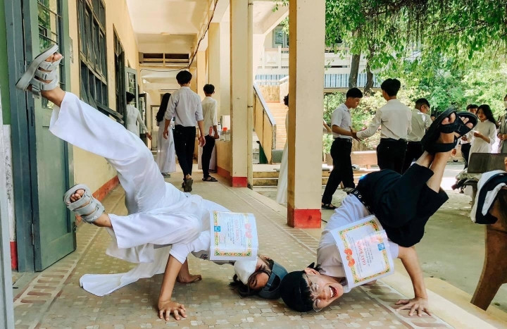 Mùa bế giảng với những nụ cười rạng rỡ, dĩ nhiên chẳng thế thiếu những tấm giấy khen cho kết quả các bạn học sinh đạt được. Ảnh: Thức Thức/Group Trường Người Ta