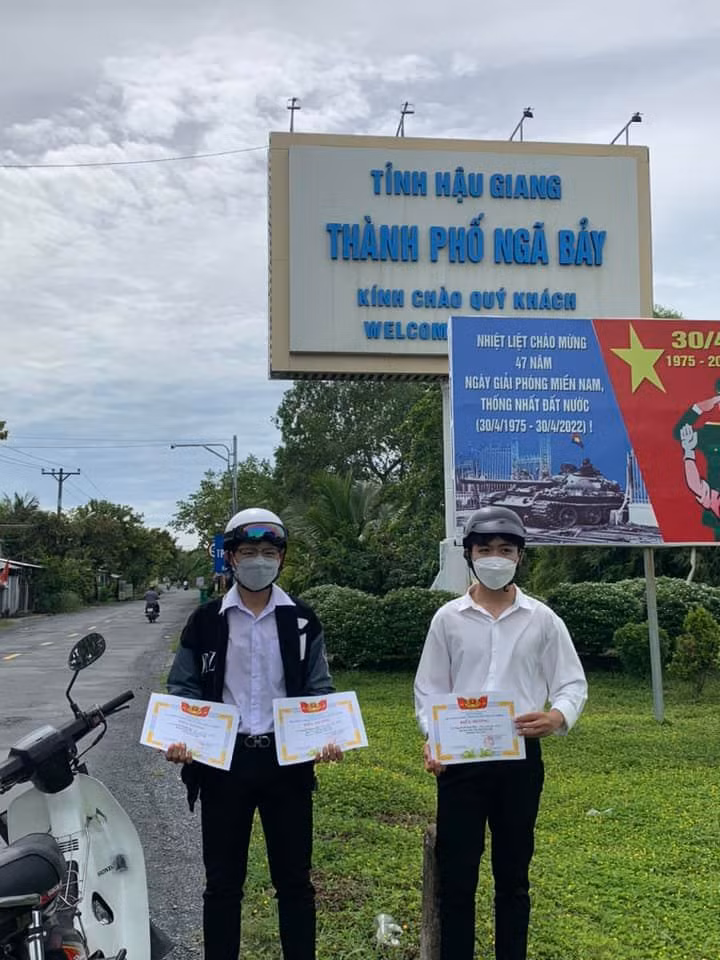 Khoe giấy khen mọi lúc mọi nơi đang là trend của hội học sinh thời nay. Ảnh: Nguyễn Thành Đạt/Group Trường Người Ta