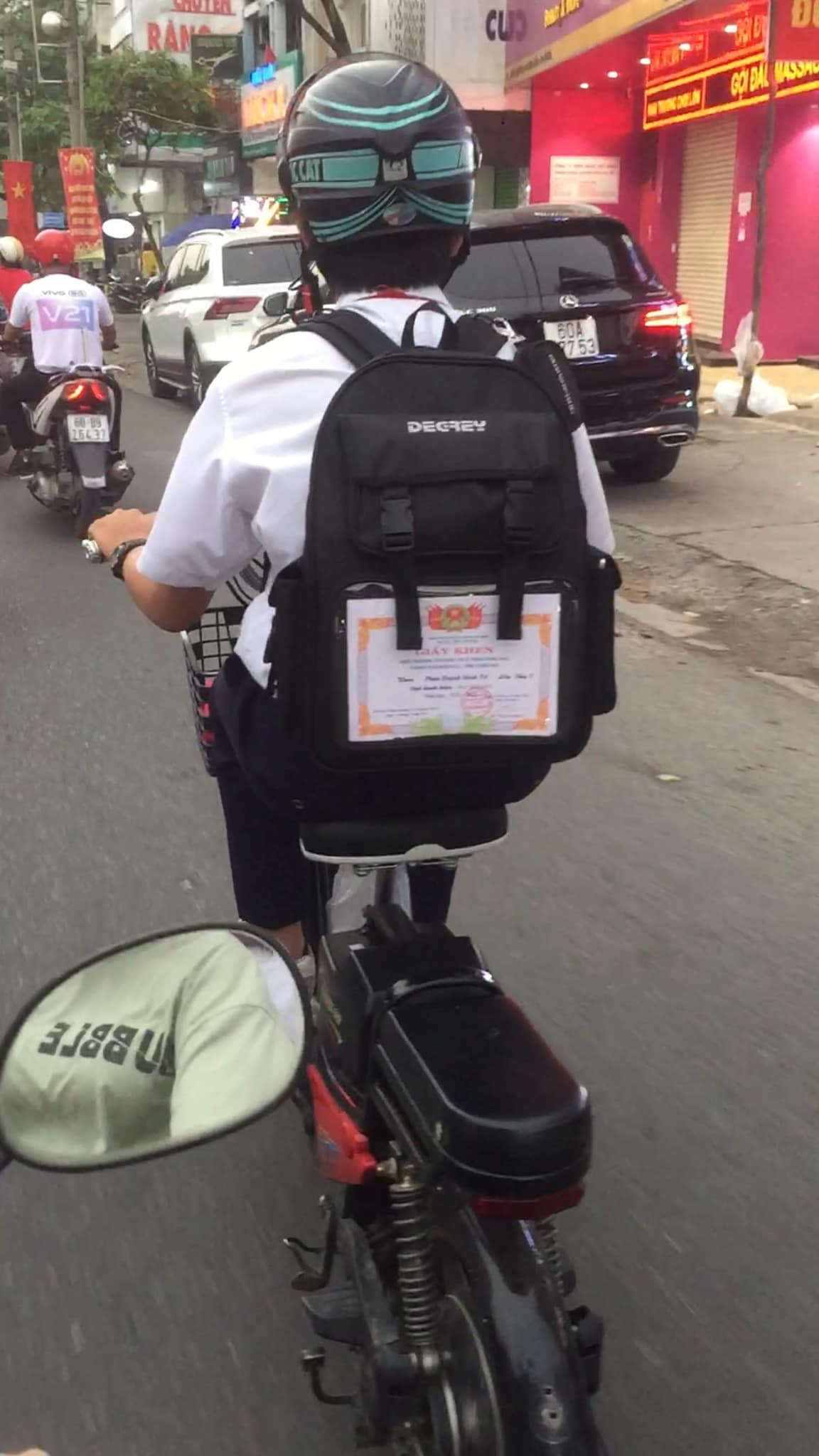 Nhiều học trò còn không ngần ngại dán luôn tờ giấy khen vào balo và đi dạo khắp phố. Ảnh: Group Trường Người Ta