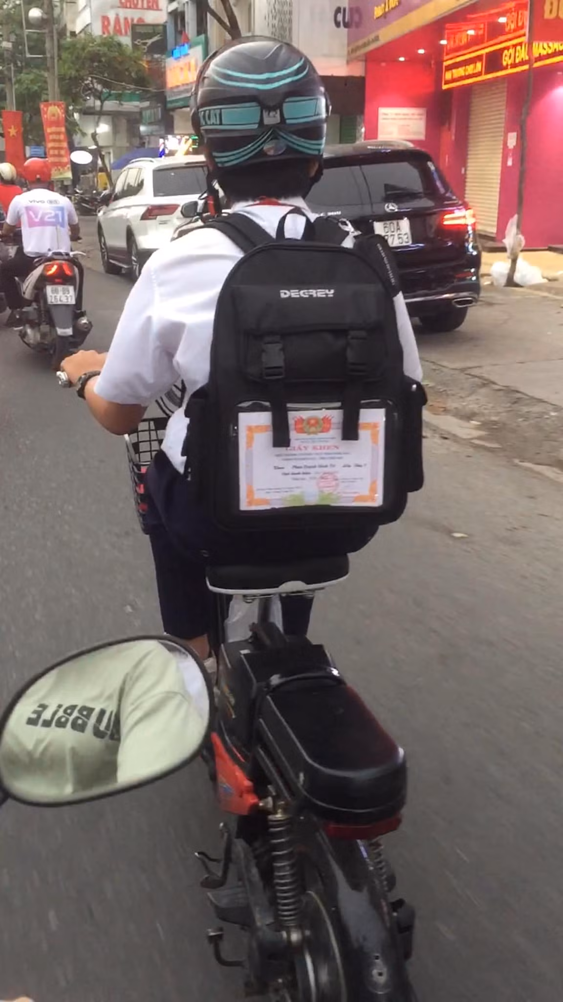 Nhiều học trò còn không ngần ngại dán luôn tờ giấy khen vào balo và đi dạo khắp phố. Ảnh: Group Trường Người Ta