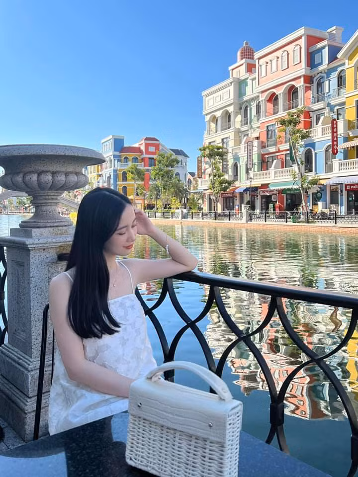 Jun Vũ tâm sự cô muốn thoát khỏi mác hot girl trước đây mọi người vẫn thường gọi mình, để trở thành một diễn viên chuyên nghiệp hơn.