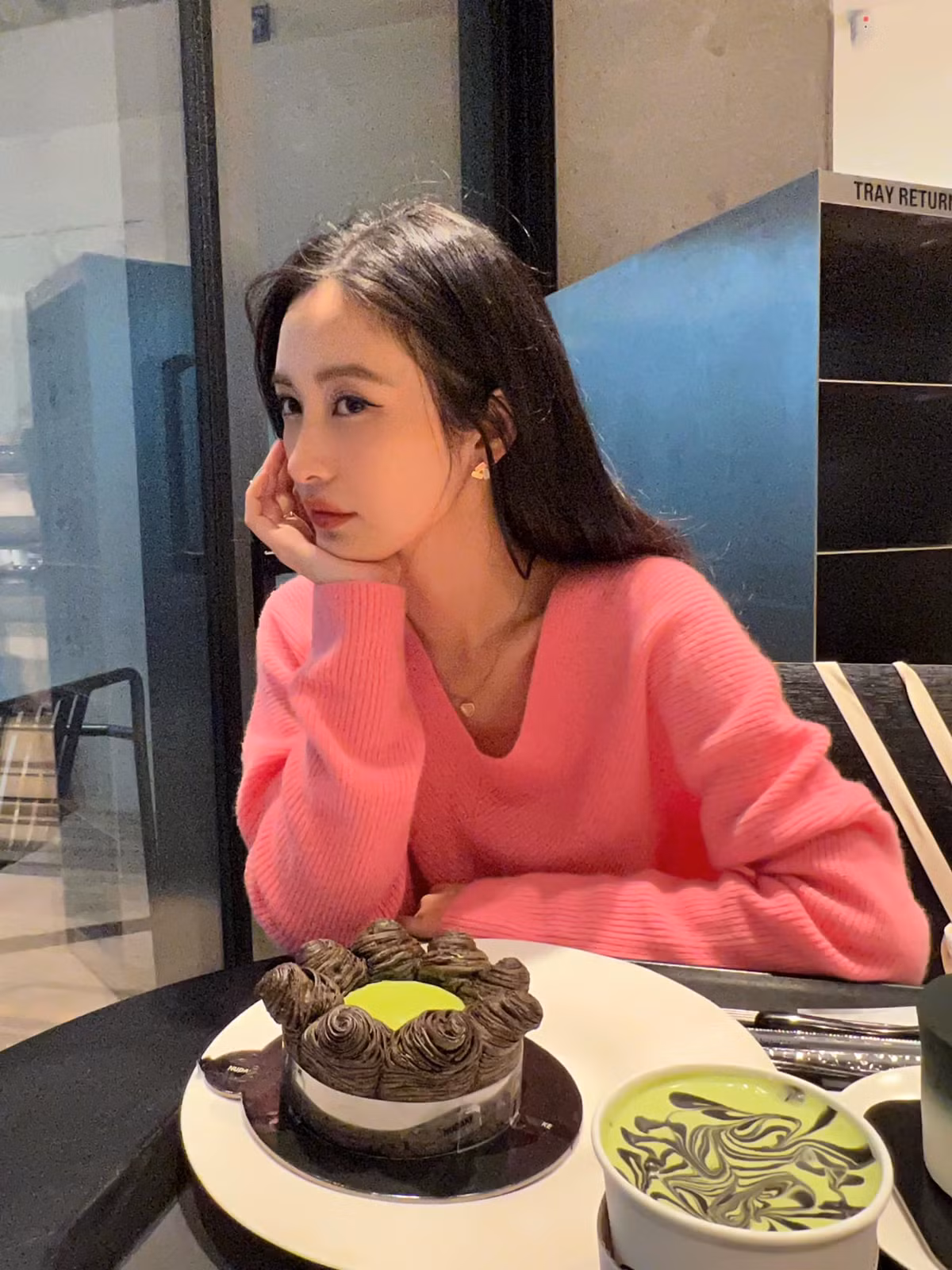 Jun Vũ (sinh năm 1995) được biết đến với biệt danh " hot girl trà sữa". Thời điểm mới được biết đến, cô nàng gây ấn tượng mạnh với nét đẹp trong trẻo, dịu dàng cùng nụ cười tỏa nắng.